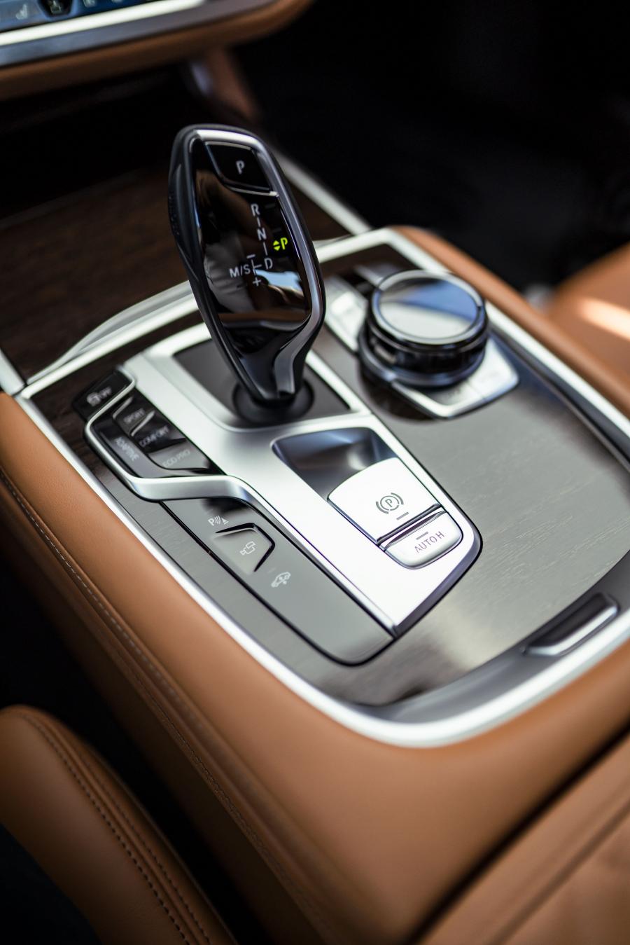 Детали интерьера BMW 745Le xDrive M Sport (G12) 2019 года  (WW) (фото 95 из 103)